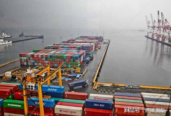 國際貨運中的費用解析 如何區分滯港費、滯箱費、堆存費及海上貨代